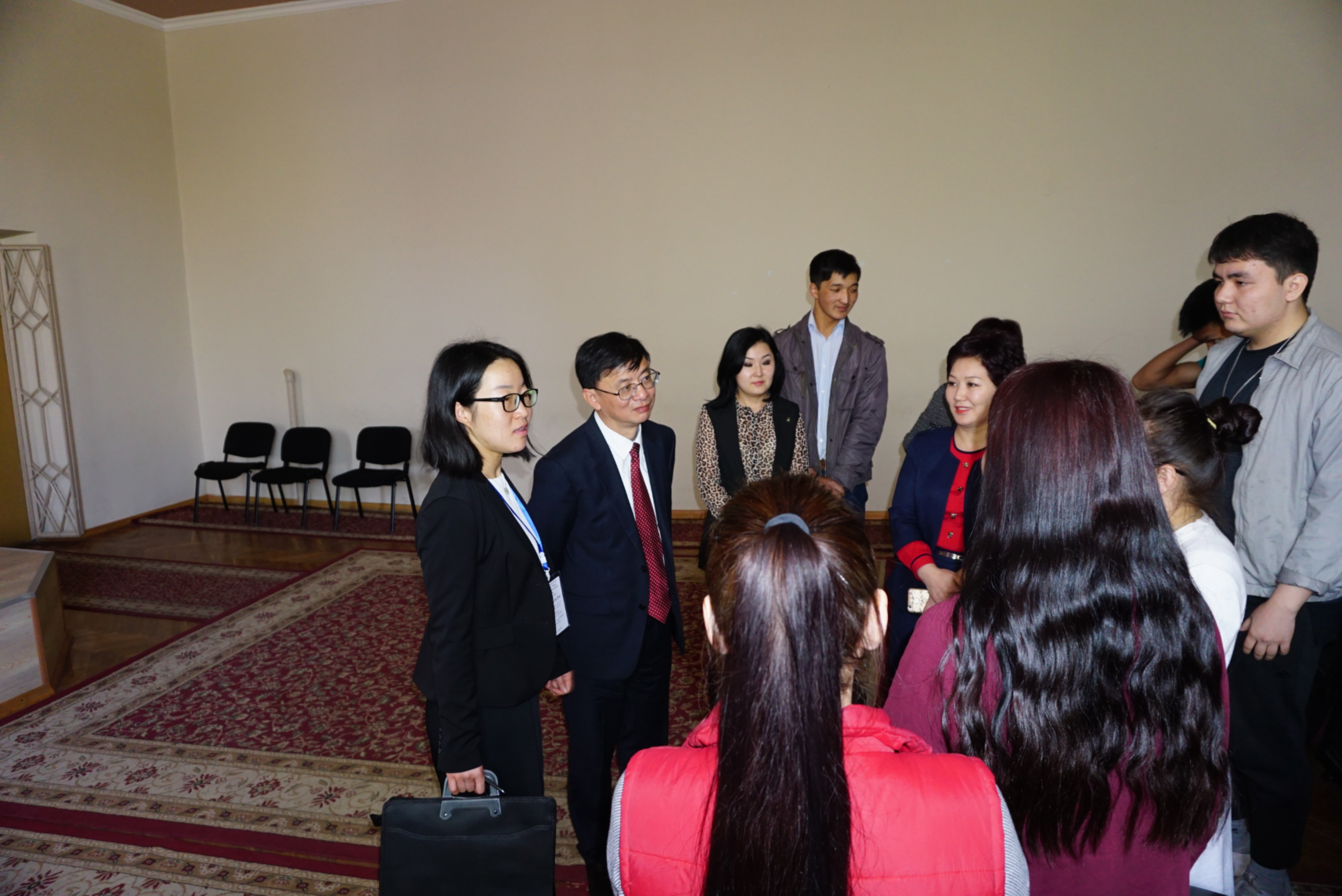 吴强与吉尔吉斯斯坦国立民族大学附中师生交流